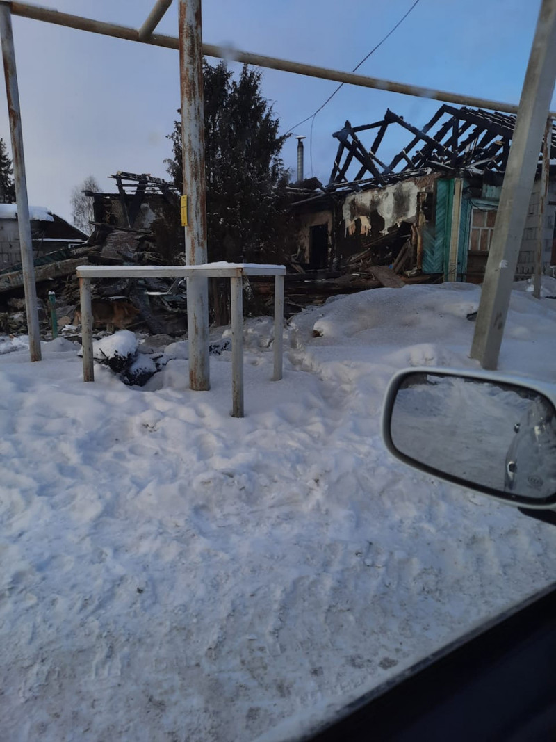 семья погорельцев просит оказать помощь в строительстве нового дома