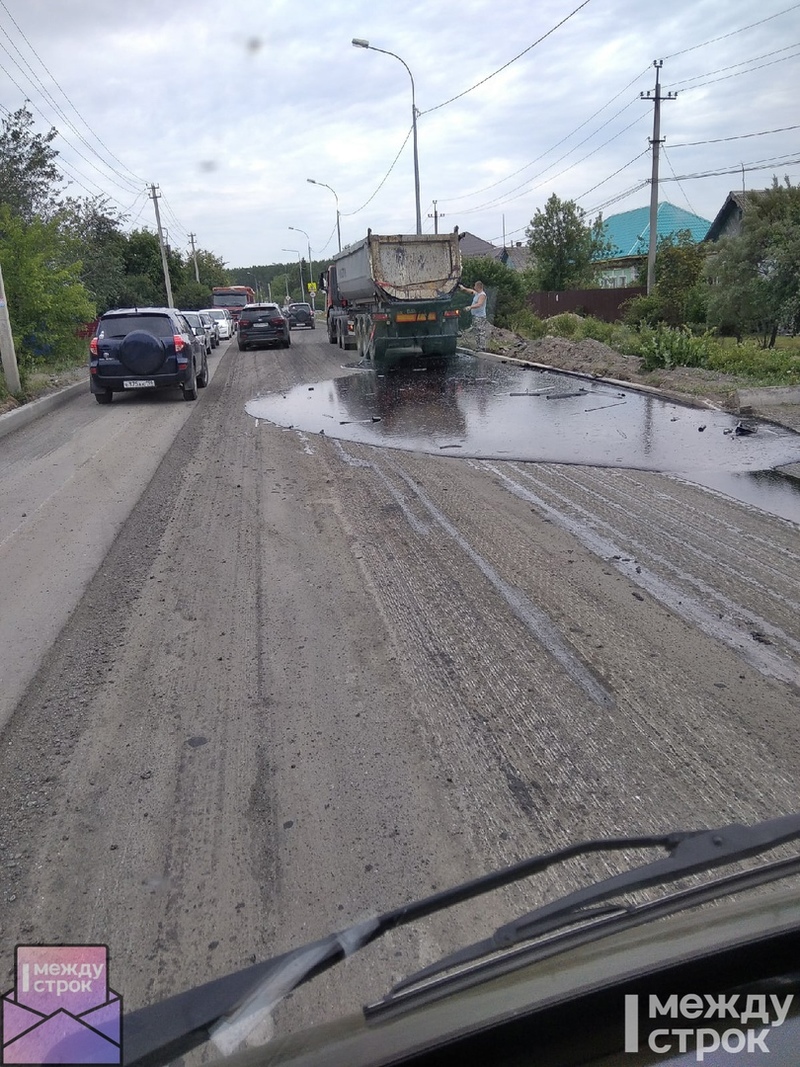 Чёрная жидкость растеклась по всей дороге». В Нижнем Тагиле на улице  Садоводов из-за поломки грузовика затруднено движение | Новости Нижнего  Тагила и Свердловской области - Агентство новостей «Между строк»