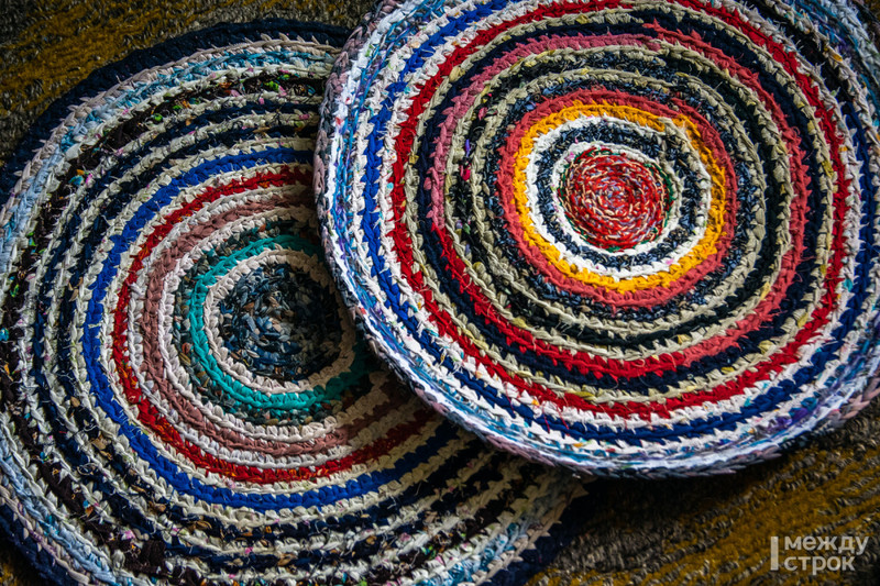 Как связать коврик на пол из старых вещей крючком, плетением и другие способы