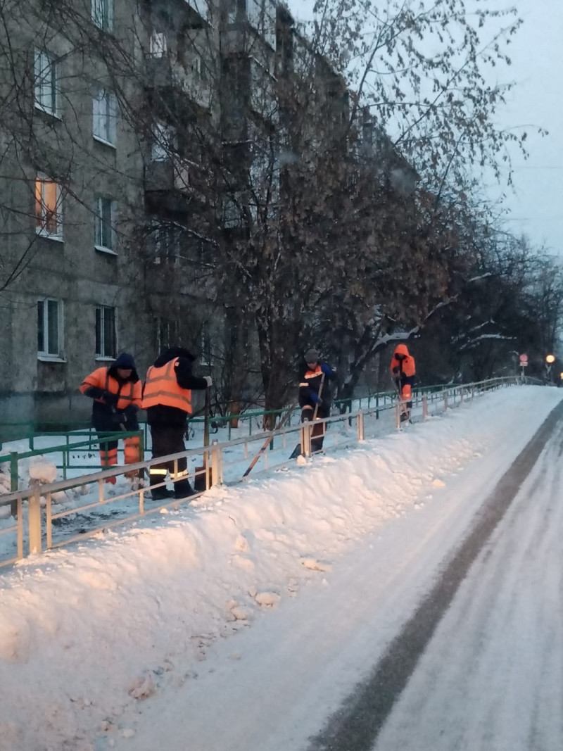 Дороги чистят, а на обочине и по краям огромные снежные завалы». Тагильчане  жалуются на нечищеные тротуары и заваленные снегом обочины | Новости  Нижнего Тагила и Свердловской области - Агентство новостей «Между строк»