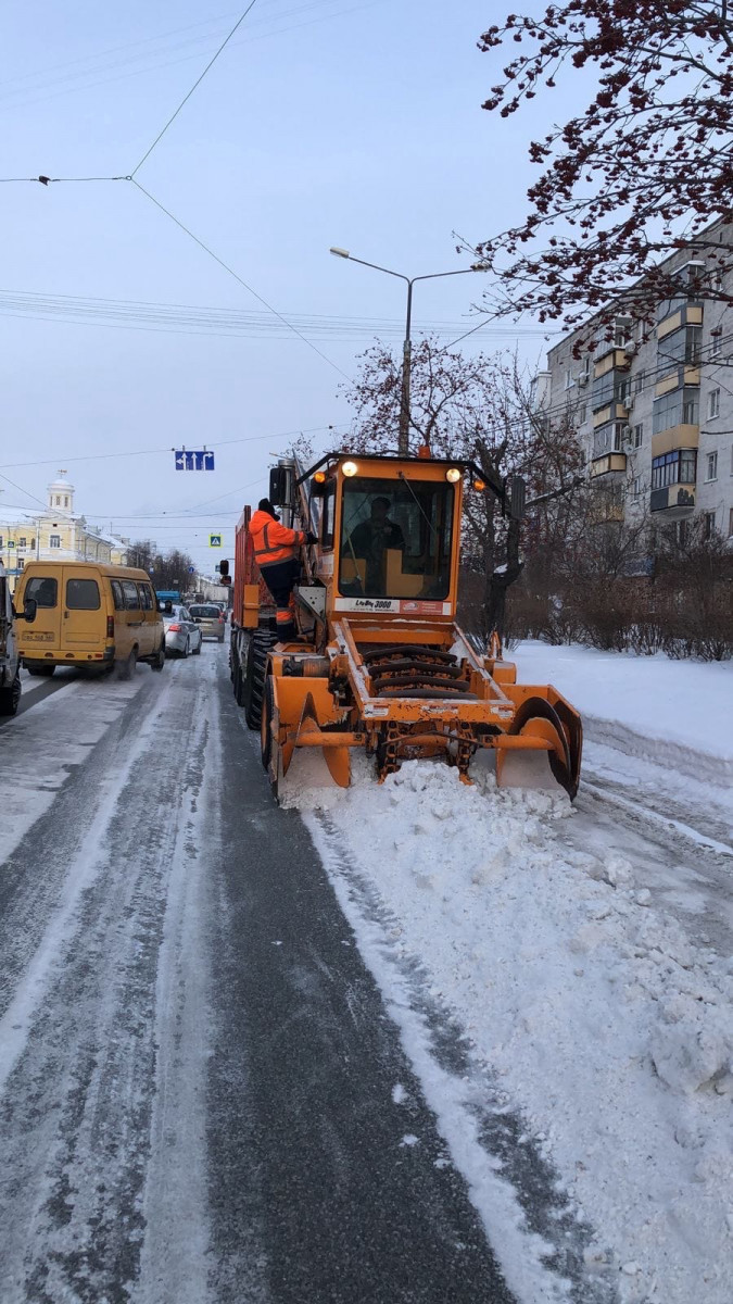 Дороги чистят, а на обочине и по краям огромные снежные завалы». Тагильчане  жалуются на нечищеные тротуары и заваленные снегом обочины | Новости  Нижнего Тагила и Свердловской области - Агентство новостей «Между строк»