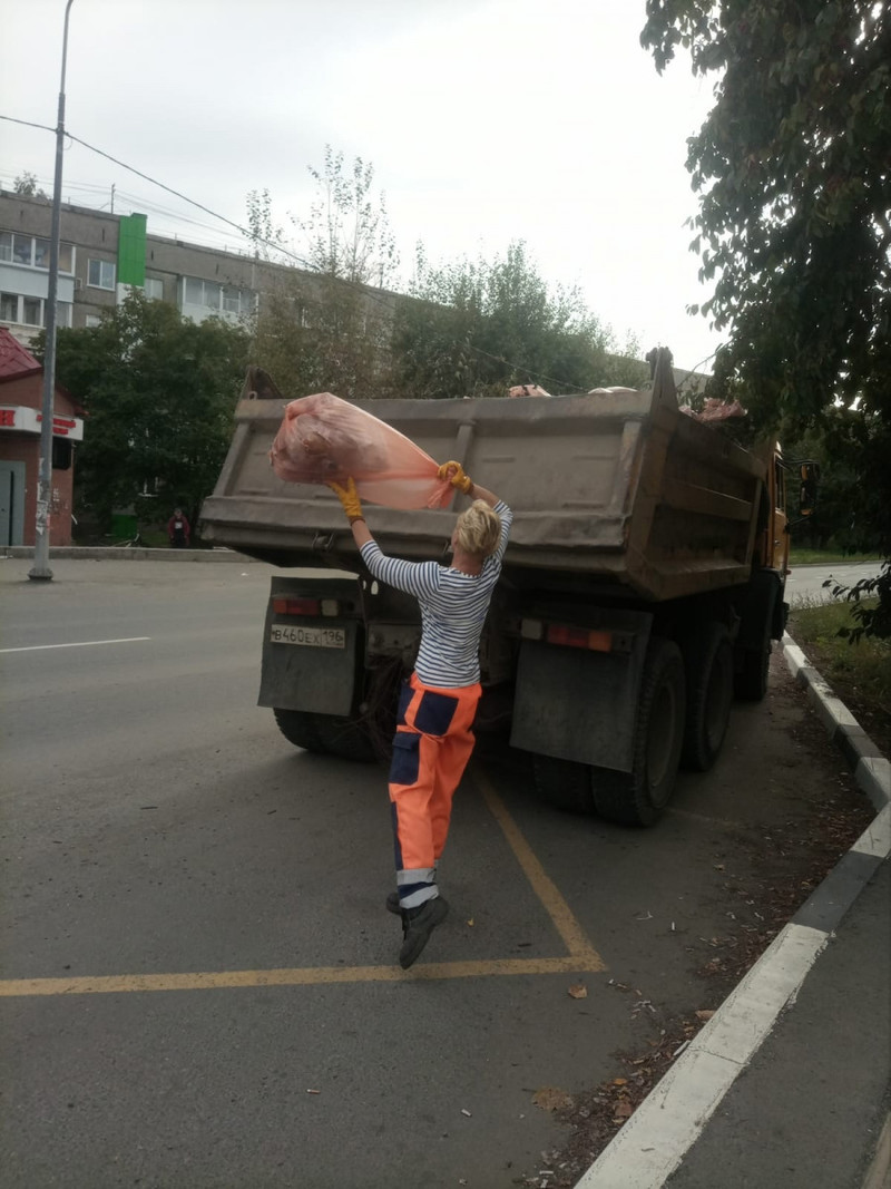 В Нижнем Тагиле женщины-заключённые из ИК-6 зарабатывают на покосе