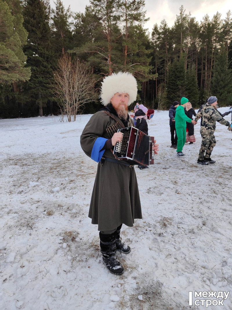 Стрельба из лука, фланкировка шашкой и прыжки через костёр. В Нижнем Тагиле  казаки отметили традиционный славянский праздник (ВИДЕО) | 27.12.2022 | Нижний  Тагил - БезФормата