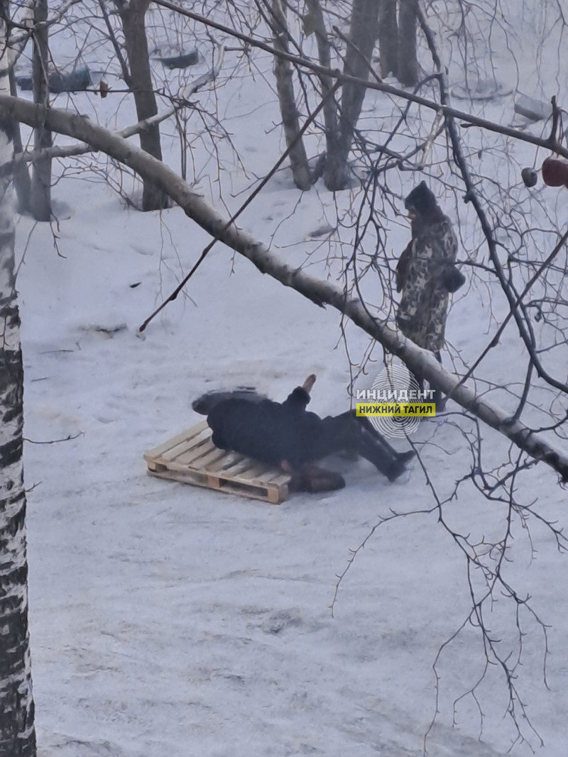 На Вагонке из-за открытого люка «Водоканала-НТ» пострадала пожилая женщина.  Коммунальщики винят во всём дорожников | 21.02.2023 | Нижний Тагил -  БезФормата