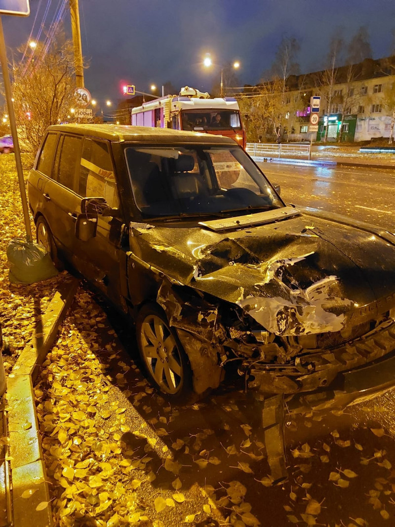 В Нижнем Тагиле пьяный водитель Range Rover устроил ДТП на Вагонке |  13.10.2023 | Нижний Тагил - БезФормата