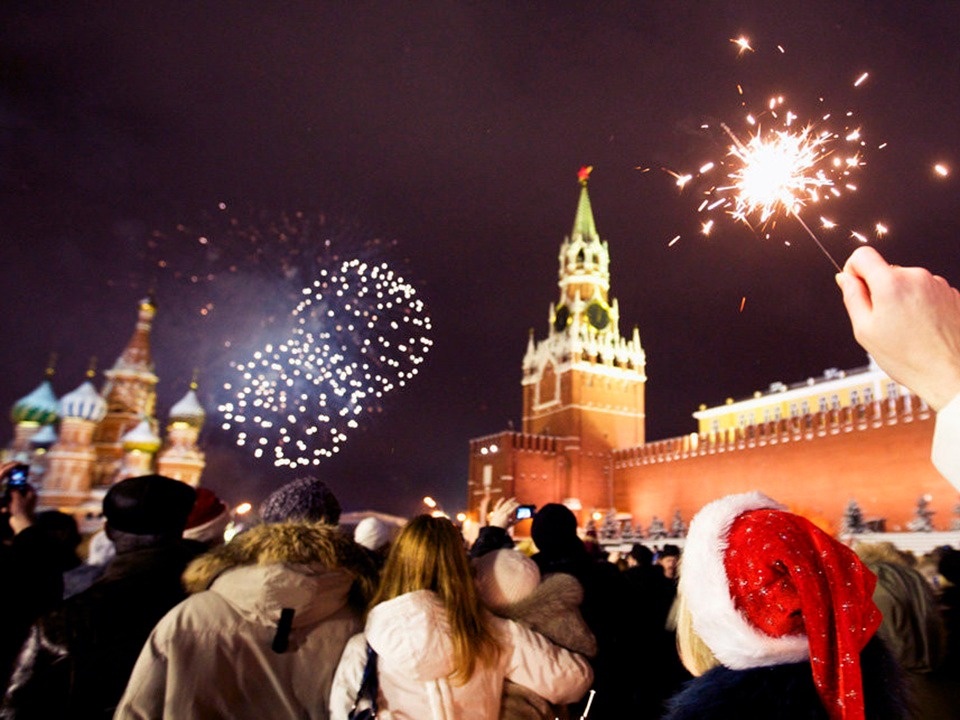 Празднование нового года. Празднование нового года в России. Красная площадь новый год. Новогодние каникулы. Провести новый год в россии