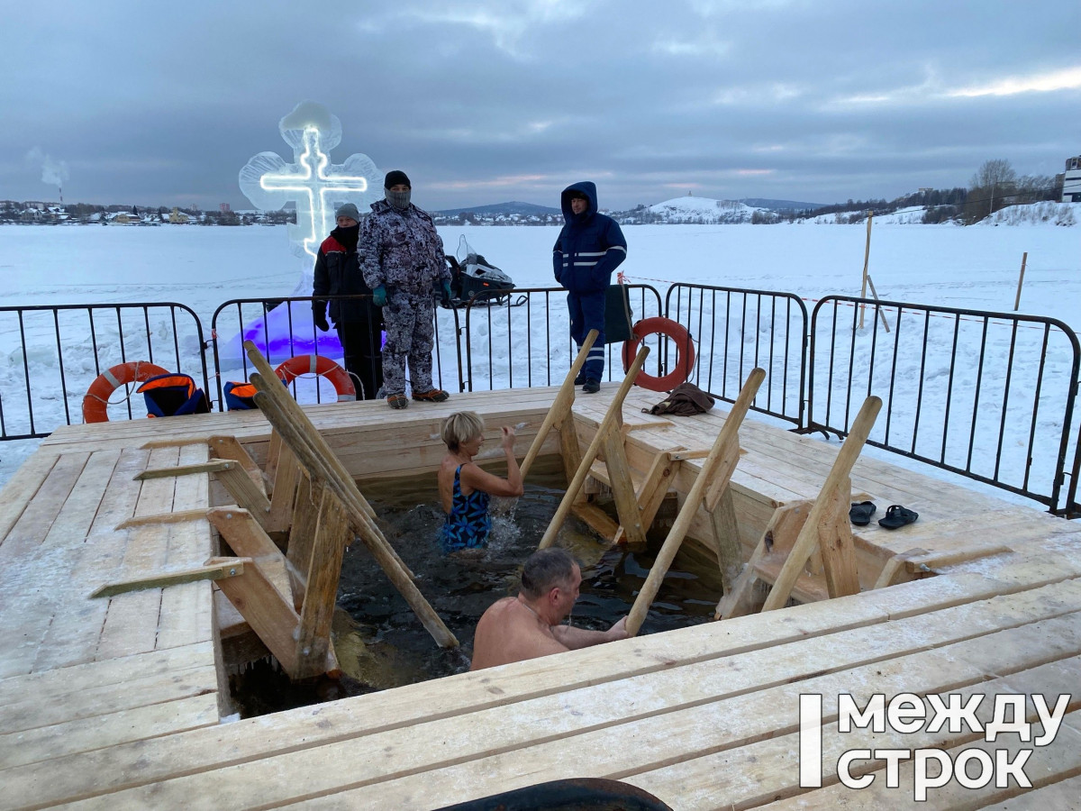 В этом году желающих окунуться в прорубь значительно меньше». В Нижнем  Тагиле на городском пруду идут крещенские купания | Новости Нижнего Тагила  и Свердловской области - Агентство новостей «Между строк»