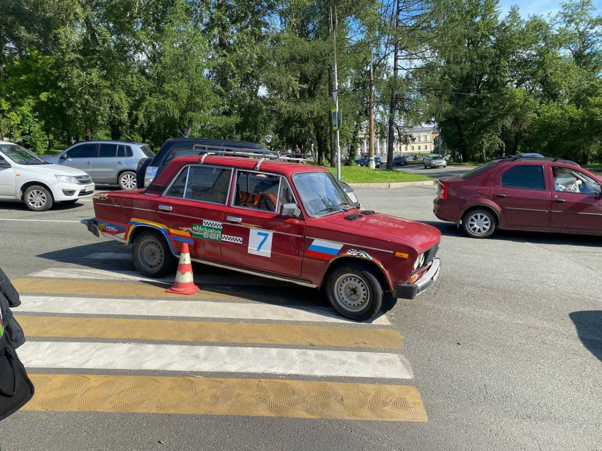 Пенсионер на спортивной «шестёрке» сбил девушку на пешеходном переходе в  Нижнем Тагиле | 25.06.2024 | Нижний Тагил - БезФормата