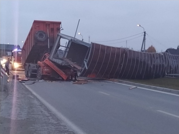 На Челябинском тракте самосвал снёс пешеходный мост, водитель погиб