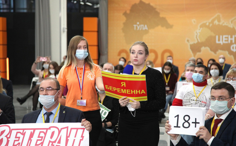 В Общественной палате призвали наказать российскую журналистку за плакат «Я беременна» на конференции с Путиным