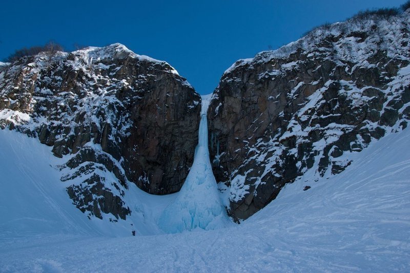 Под обвал льда на камчатском водопаде попали четыре туриста, один из них погиб