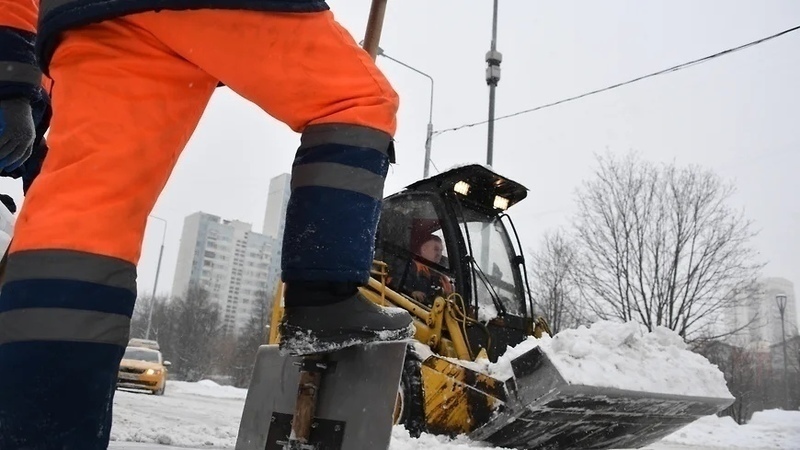 Губернатор Куйвашев поручил правительству и мэрам срочно вывезти снег с дорог области
