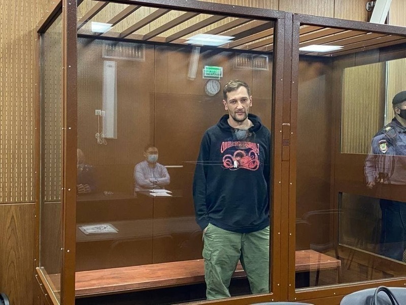 Суд отправил под домашний арест брата, юриста и нескольких соратников Навального