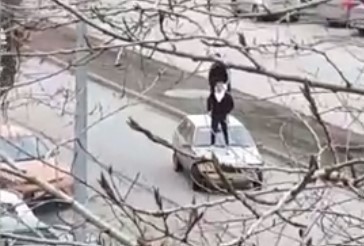 В Нижнем Тагиле тиктокеры устроили заезд на крыше автомобиля (ВИДЕО)