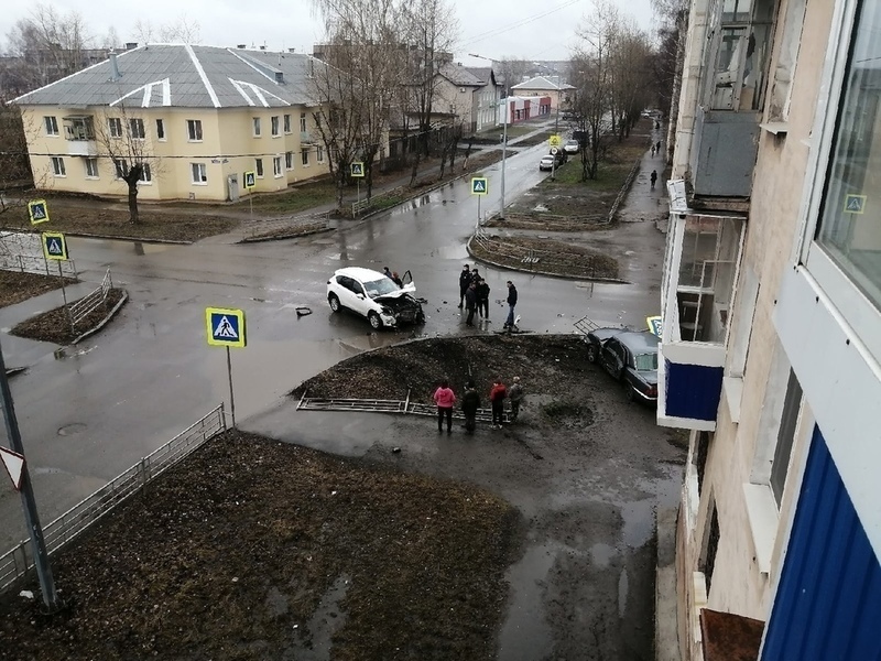 В Нижнем Тагиле «Волга» после столкновения с иномаркой снесла дорожный знак и забор