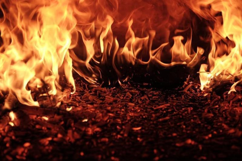 В Нижнем Тагиле в результате двух пожаров сгорел бесхозный автомобиль и садовый дом