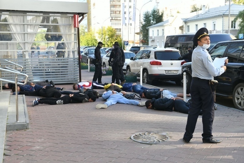 В центре Екатеринбурга силовики в масках уложили 10 человек лицом в асфальт