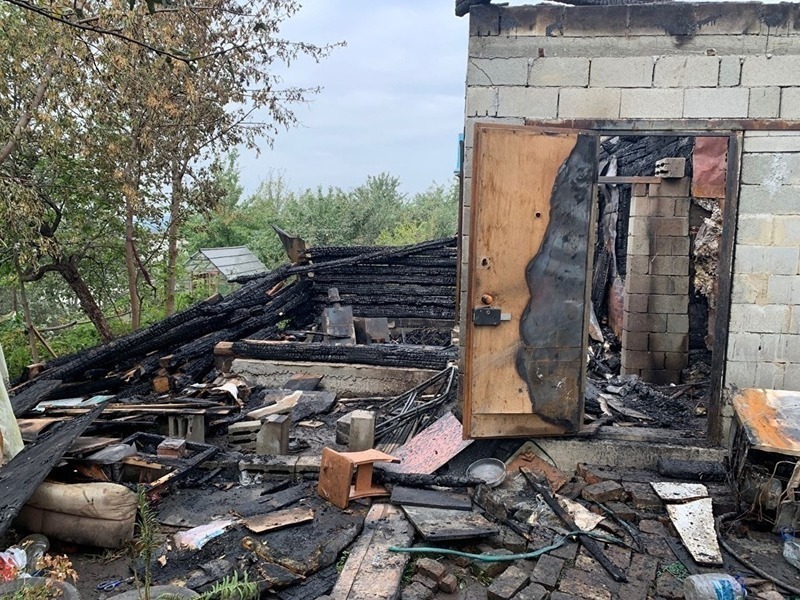 В Екатеринбурге ночью в садовых товариществах сгорели десять домов, погиб ребёнок