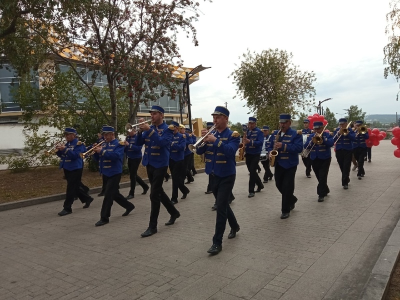 Оркестр «Тагил-бэнд» прошёл маршем по набережной Тагильского пруда 