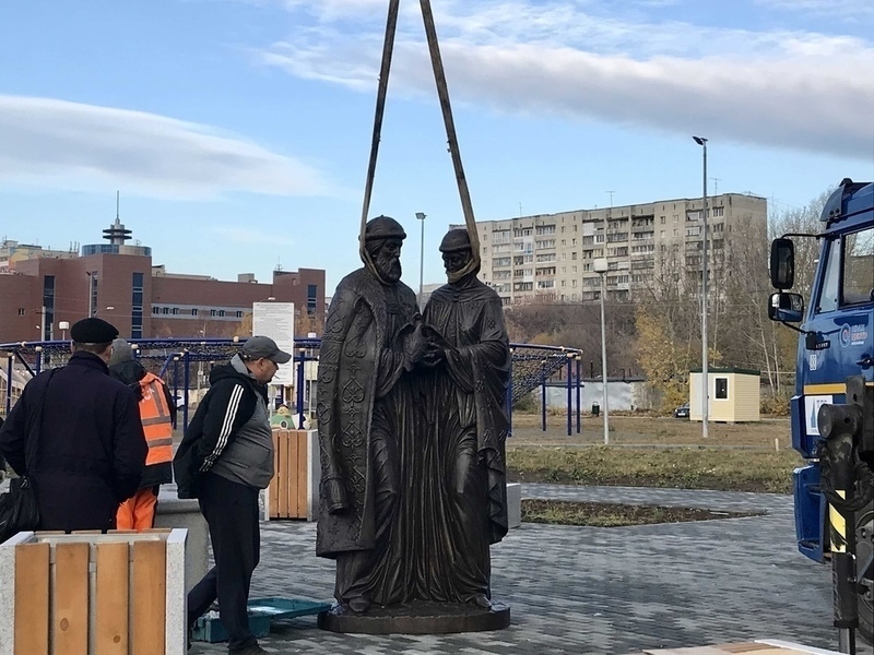В парке «Народный» установили памятник Петру и Февронии