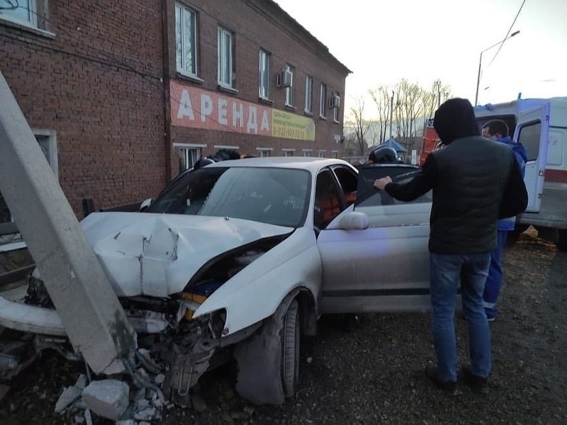 В Нижнем Тагиле водителя зажало в салоне автомобиля после удара о столб 