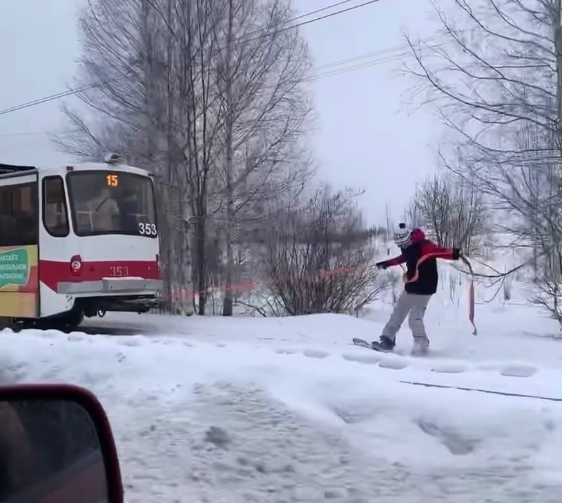 В Нижнем Тагиле тиктокер проехался на сноуборде за трамваем (ВИДЕО)