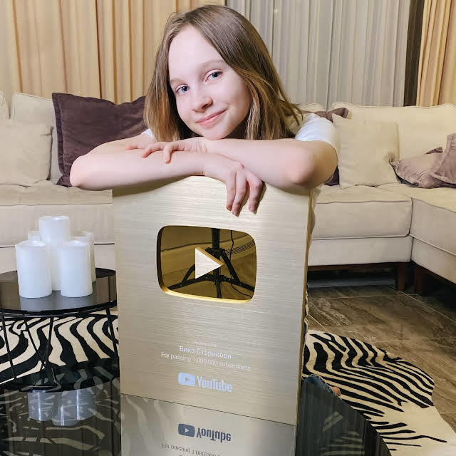 Юная певица Вика Старикова из Нижнего Тагила получила «Золотую кнопку» от YouTube