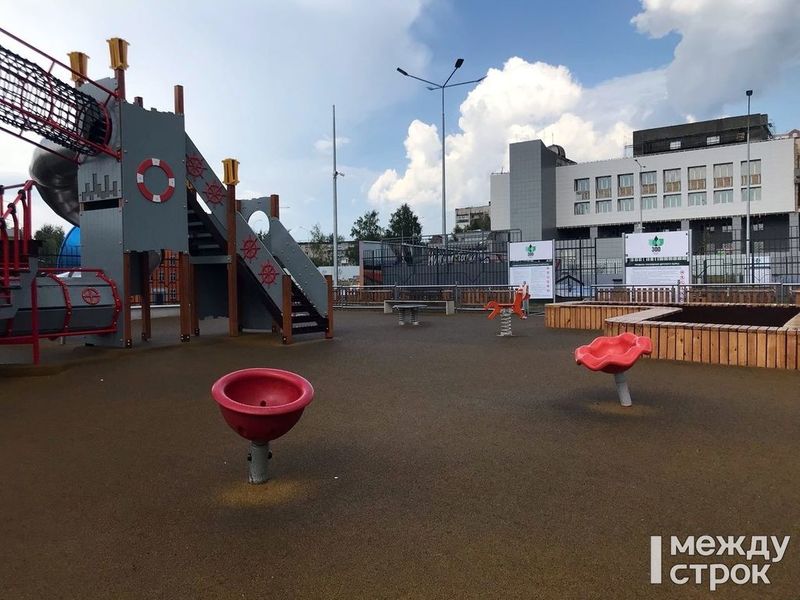 Обслуживать детские площадки в парках и скверах Нижнего Тагила будет местная компания «Капиталстрой»
