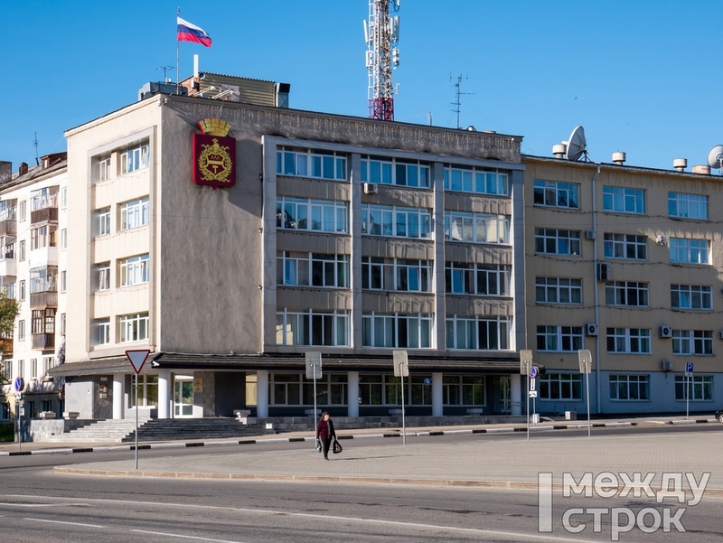 Власти Нижнего Тагила потратят более 1 млн рублей на ремонт холла и замену окон в здании администрации города