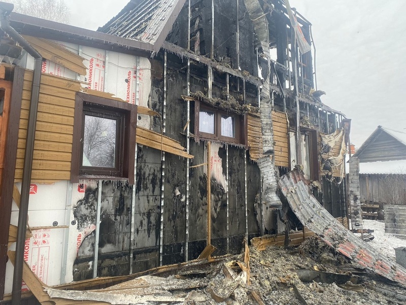 В Нижнем Тагиле из-за неосторожного обращения с огнём сгорели квартира и частный дом