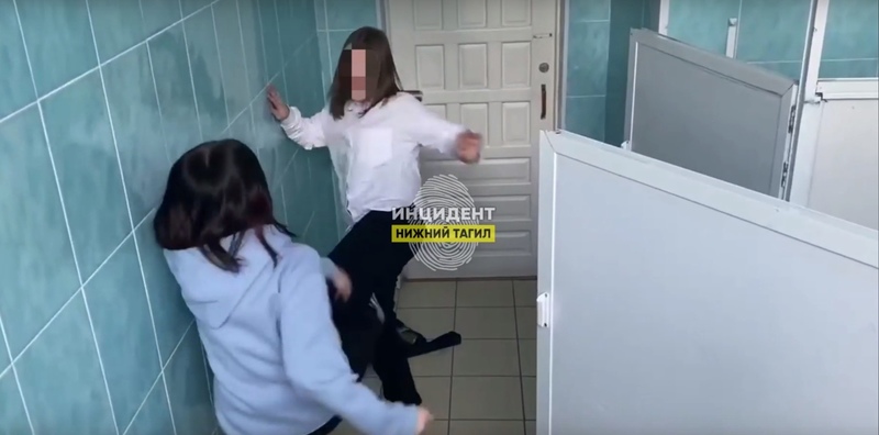 мальчик трахает девочку в школьном туалете видео фото 75
