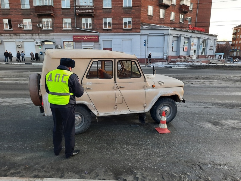 Водитель УАЗ сбил летнюю девушку на остановке трамвая в Нижнем Тагиле | Уральский меридиан