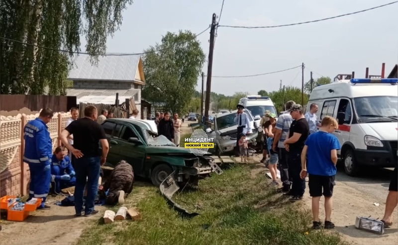 В Сети появилось видео момента массовой аварии в селе Петрокаменском под Нижним Тагилом
