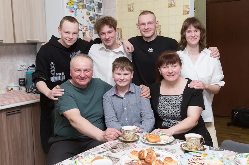 Владимир Путин наградил многодетную семью из Нижнего Тагила медалью ордена «Родительская слава»