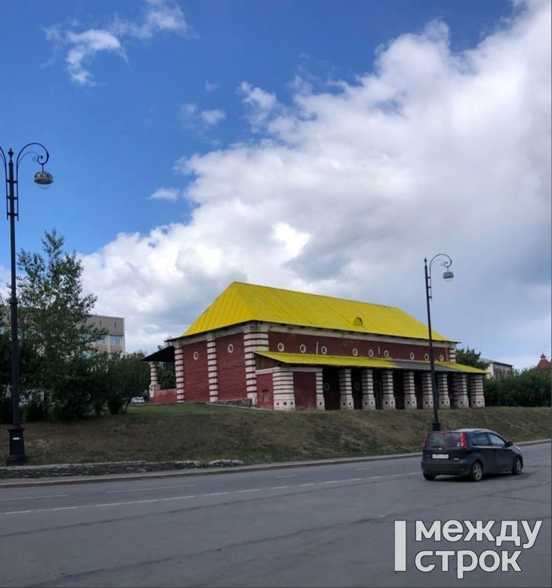 Тагилорг. Верхние Провиантские склады Нижний Тагил. Верхний провиантский склад. Желтая крыша. Ярко желтая крыша.