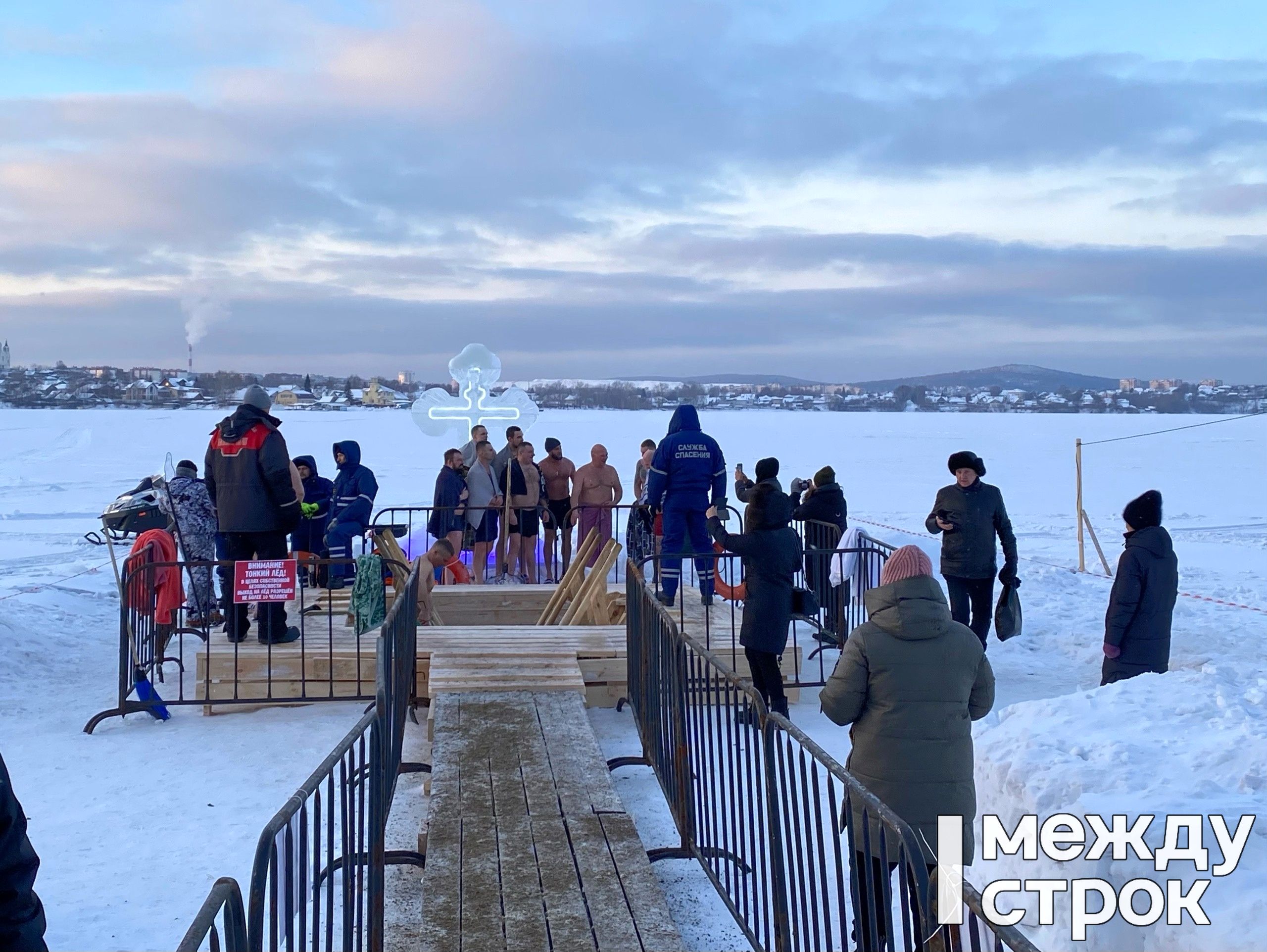 «В этом году желающих окунуться в прорубь значительно меньше». В Нижнем Тагиле на городском пруду идут крещенские купания