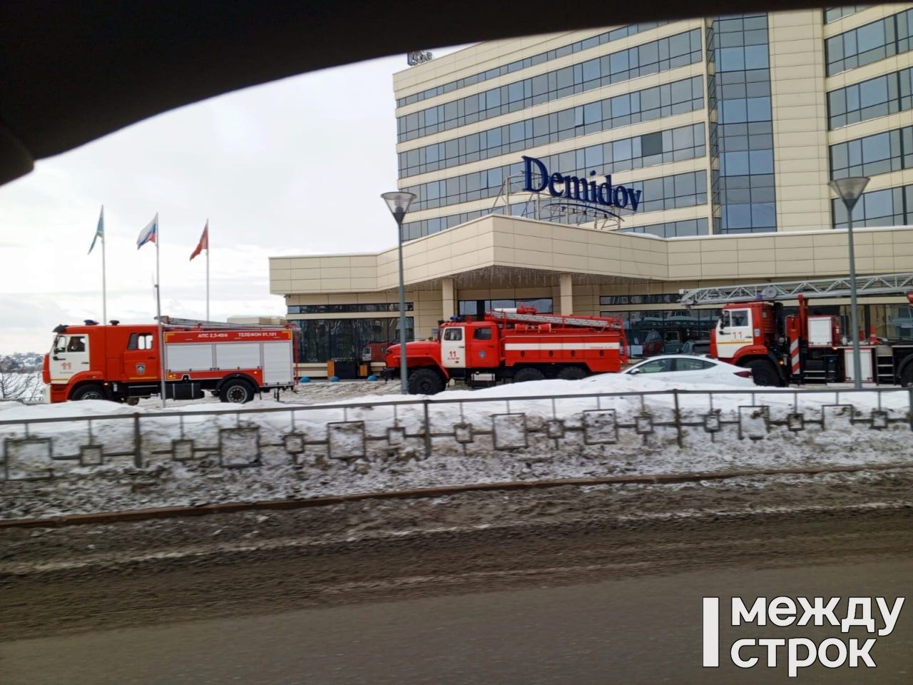 Тагильчане обратили внимание на скопление пожарных машин возле отеля Demidov Plaza. Возгорания или эвакуации людей из здания очевидцы не заметили
