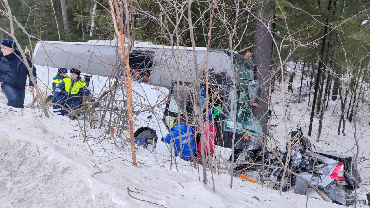 После гибели четырёх человек в ДТП с автобусом детской хоккейной команды на трассе под Новоуральском полиция возбудила уголовное дело