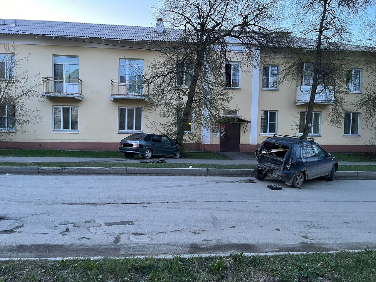 В Нижнем Тагиле пьяный водитель врезался в припаркованный автомобиль |  Новости Нижнего Тагила и Свердловской области - Агентство новостей «Между  строк»