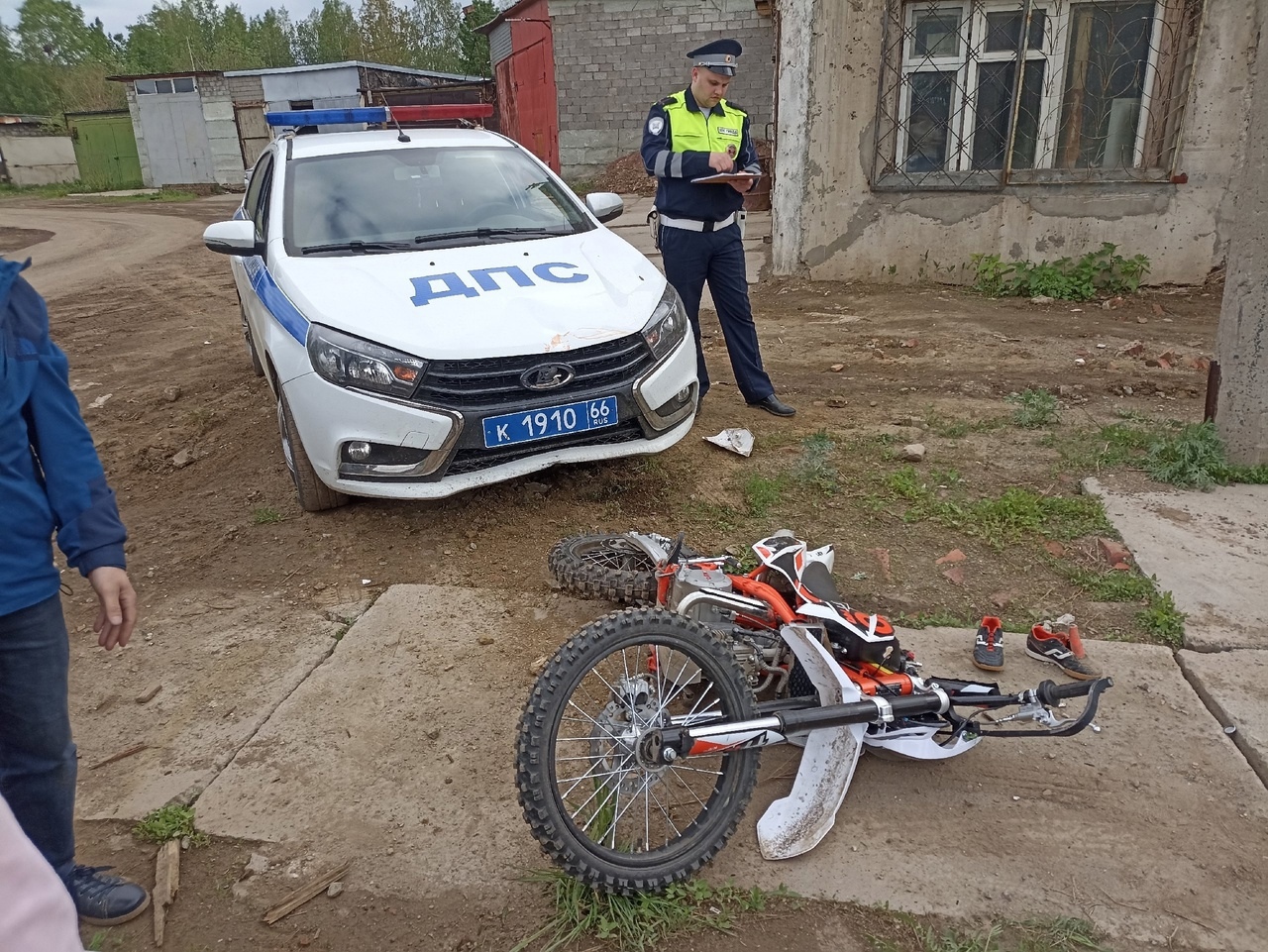 СК и прокуратура разбираются в инциденте с сотрудниками ГИБДД, сбившими питбайк с двумя малолетними гонщиками в Новоуральске 