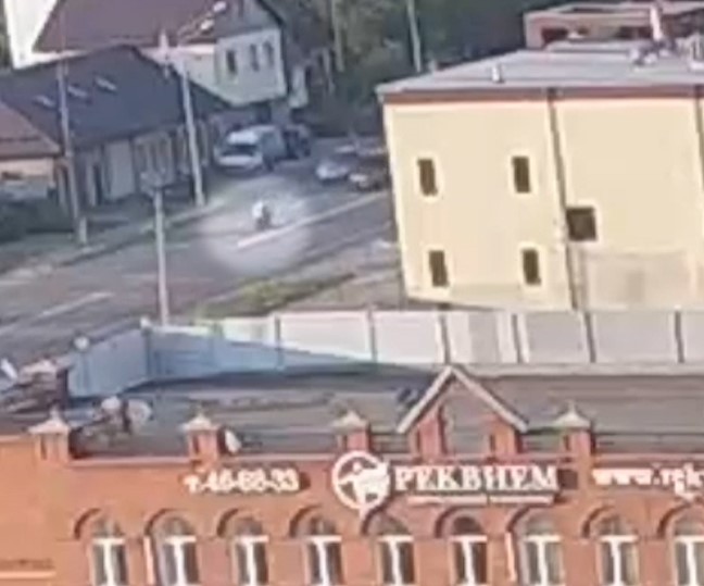 В соцсетях опубликовали видео ДТП на улице Челюскинцев, где Land Cruiser сбил байкера