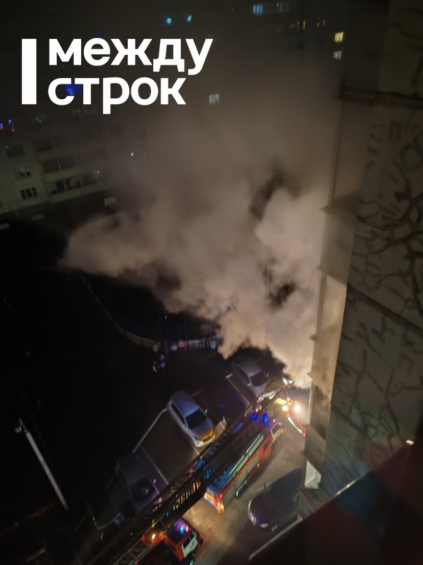 В Нижнем Тагиле горит квартира в многоэтажке на Черноисточинском шоссе (ВИДЕО)