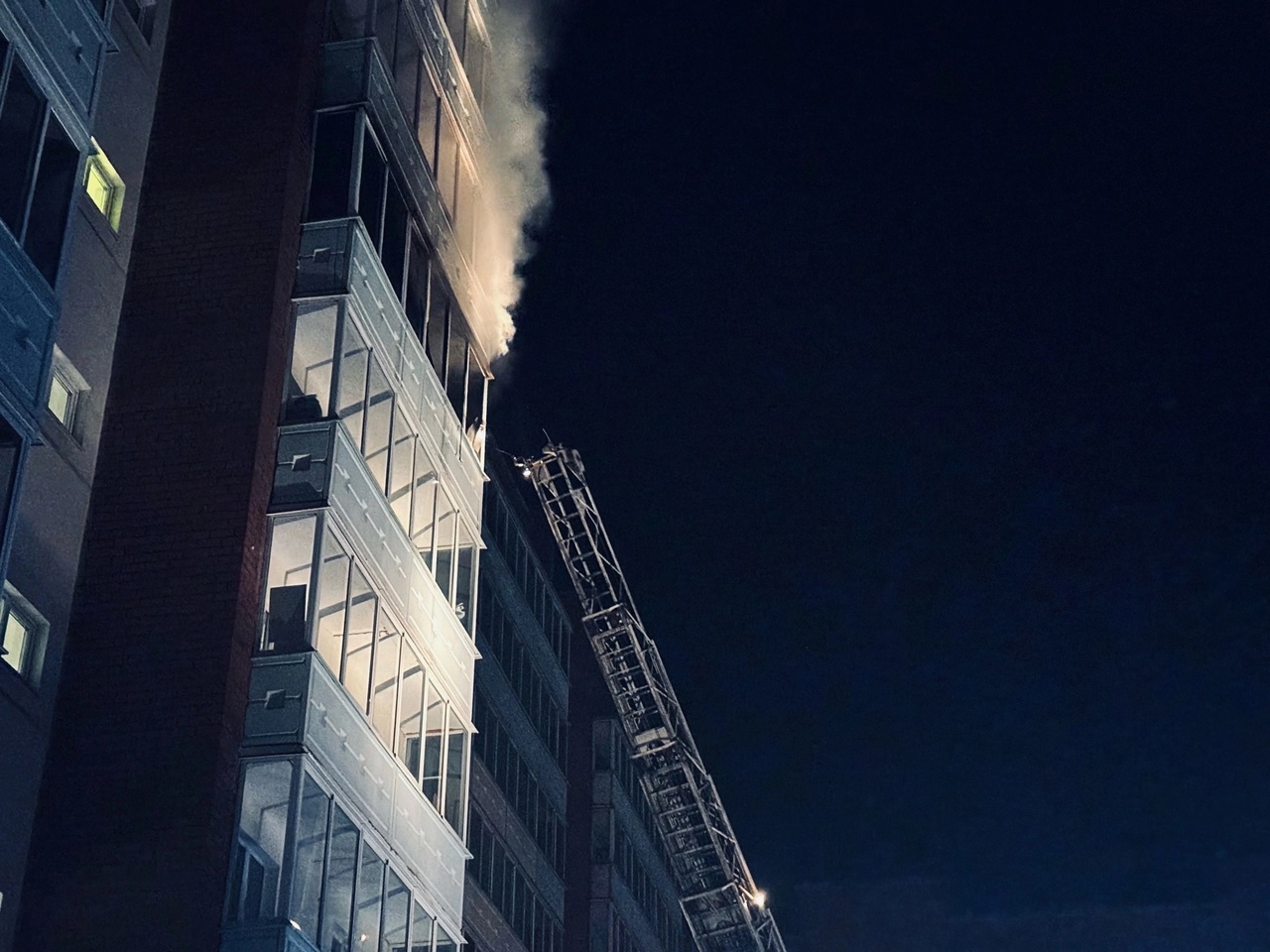 В МЧС рассказали подробности пожара в многоэтажке на Черноисточинском шоссе в Нижнем Тагиле