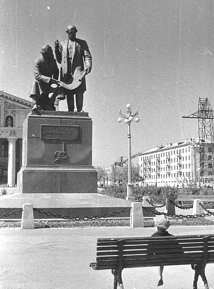 А вы знали? Один из символов Нижнего Тагила — памятник Черепановым — мог выглядеть совсем иначе