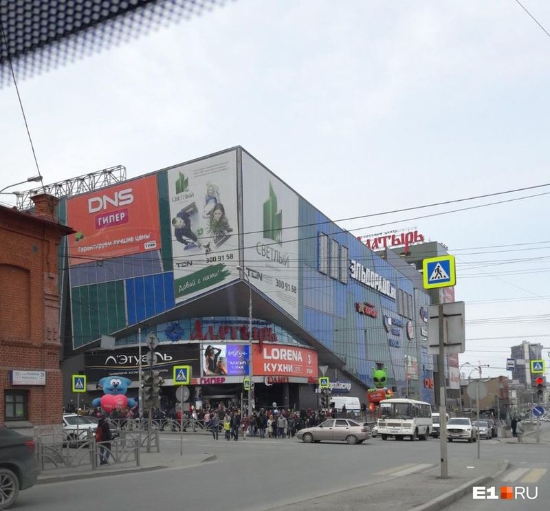 В Екатеринбурге эвакуировали посетителей нескольких крупных ТЦ (ВИДЕО)