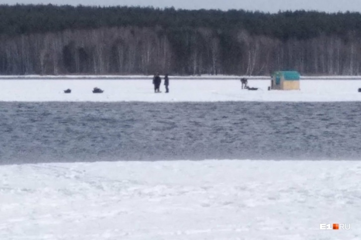 В Свердловской области эвакуировали 20 рыбаков с отколовшейся льдины