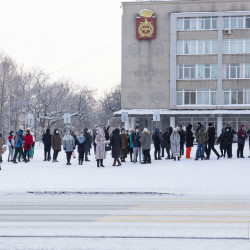 Человек тагил. Нижний Тагил люди. Митинг в Нижнем Тагиле сегодня. Нижний Тагил люди гуляют. Екатеринбург 33градуса.