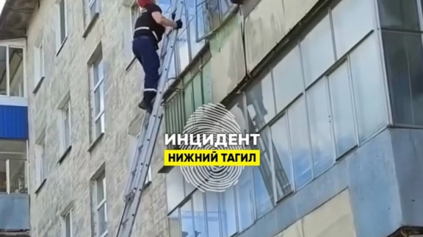 В Нижнем Тагиле дети, оставленные без присмотра, едва не выпали с балкона четвёртого этажа