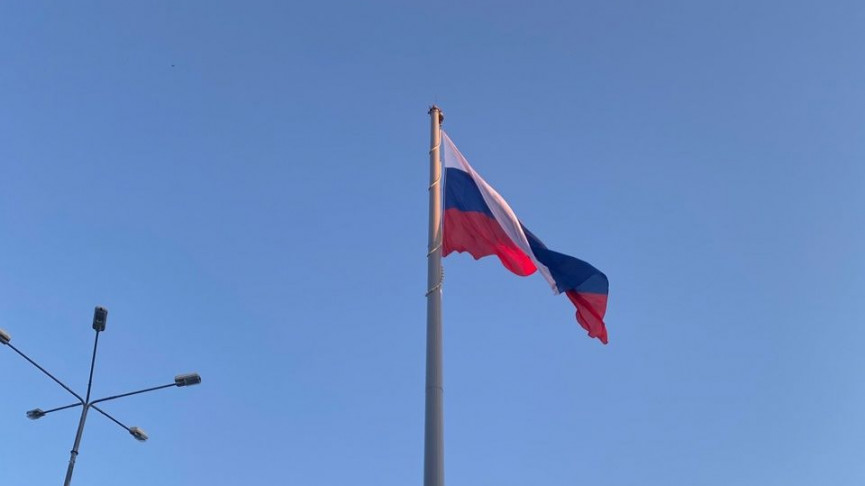 Пытались заработать на патриотизме? В ФАС заявили, что заказ на установку скандального флагштока в Нижнем Тагиле отдали «Тагилдорстрою» до объявления аукциона, а в мэрии оправдались тем, что объект имеет «высокую социальную значимость»