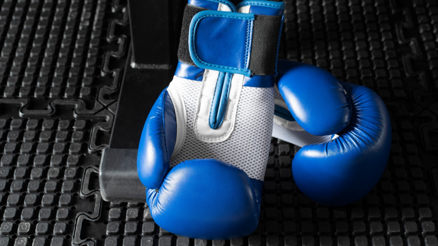 Юные спортсмены, занимающиеся муай-тай в посёлке Старатель Нижнего Тагила и оставшиеся без спортивного зала, записали обращение губернатору Денису Паслеру